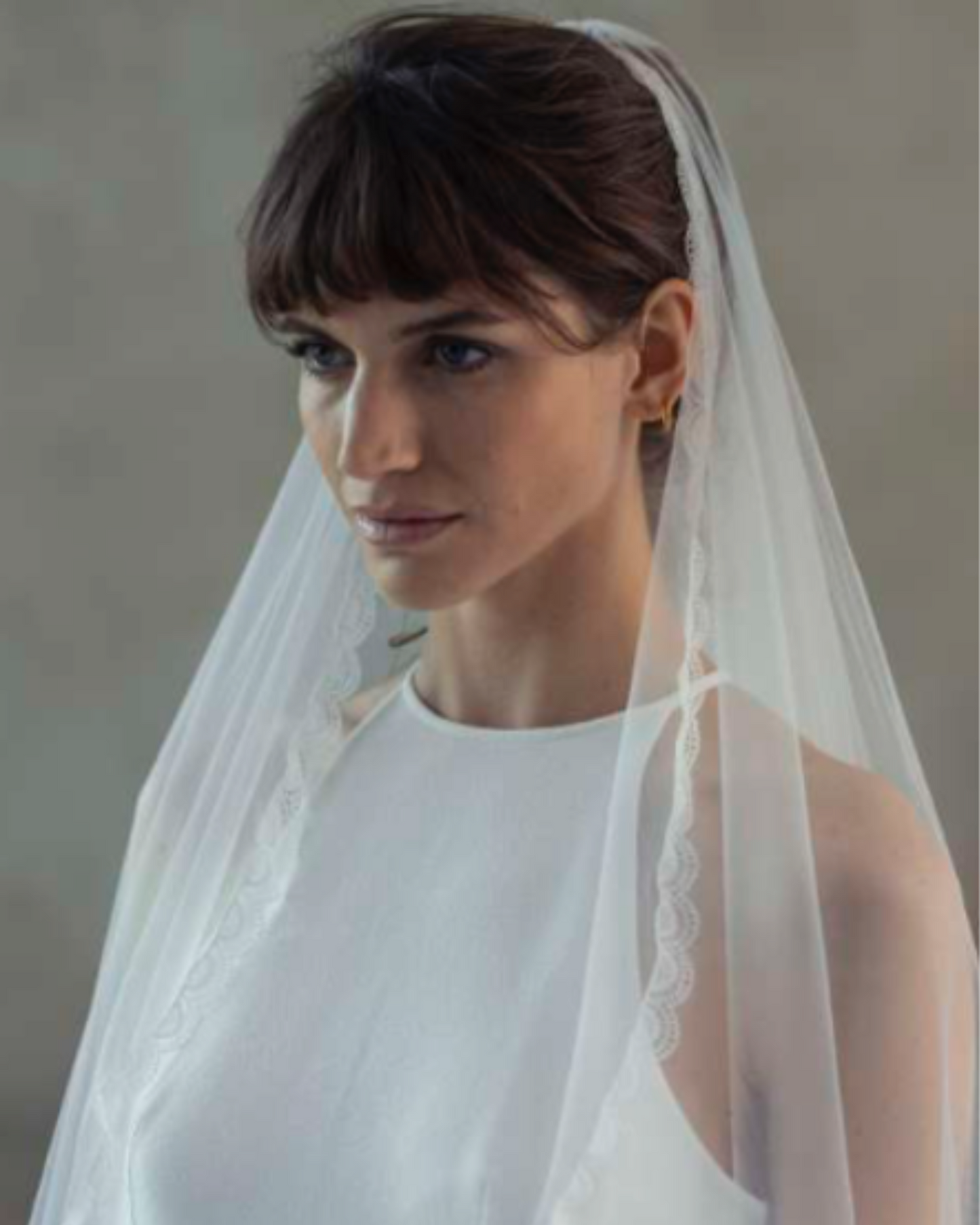 Long veil with lace trim