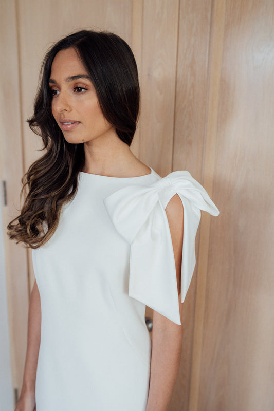 Chic small bow brooch